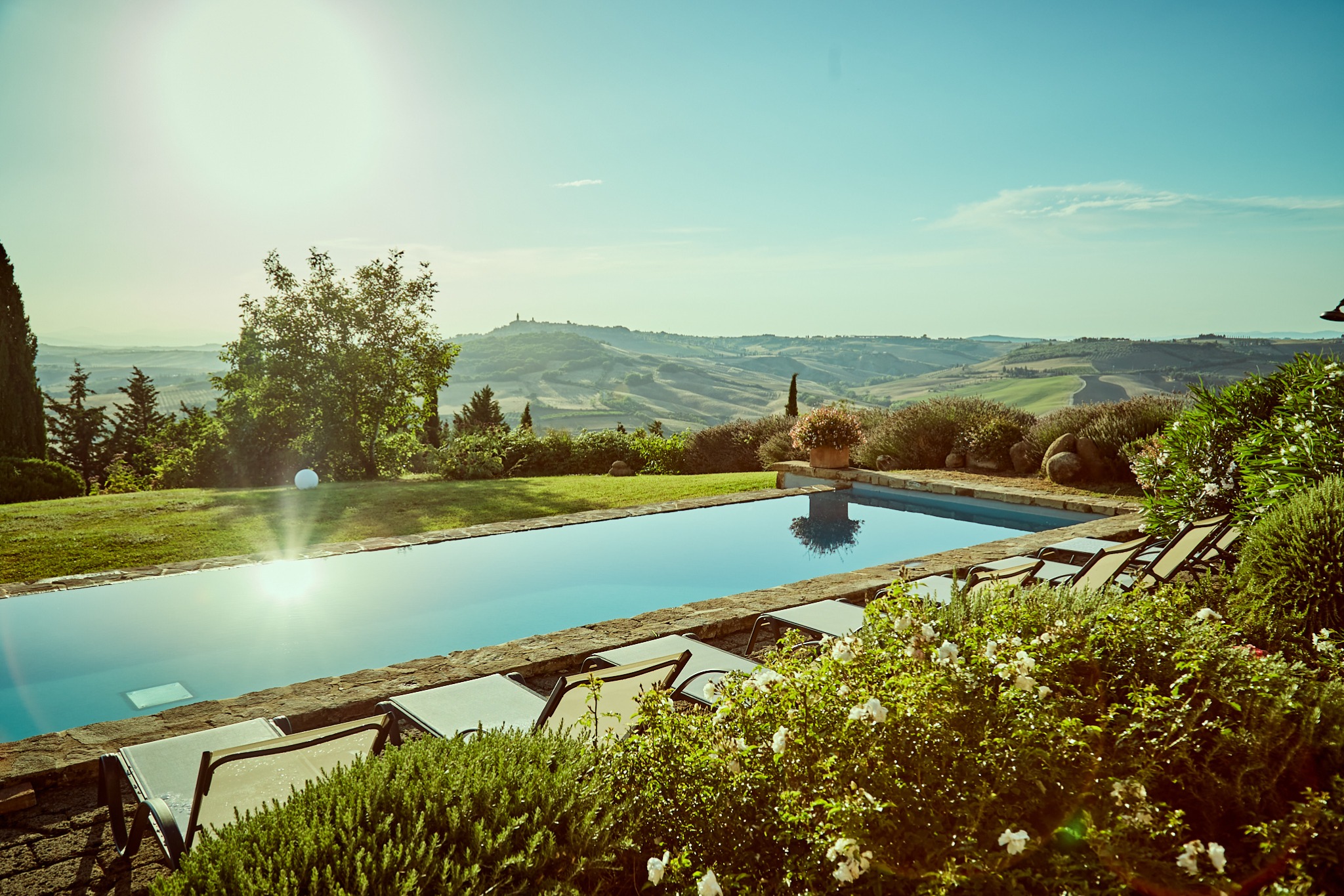 Poolblick über die toskanische Landschaft